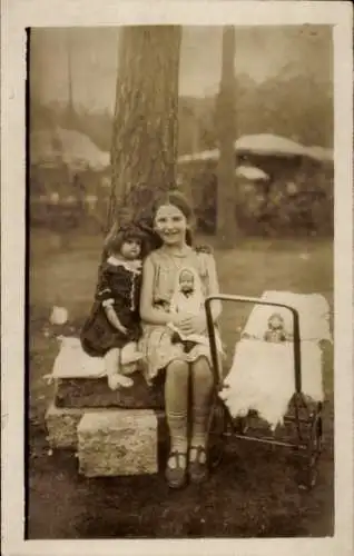 Foto Ak Berlin Steglitz, Mädchen mit Puppen unter einem Baum, Puppenwagen