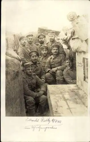 Foto Ak Deutsche Soldaten in Uniformen im Schützengraben, Infanterie Regiment 103, I WK