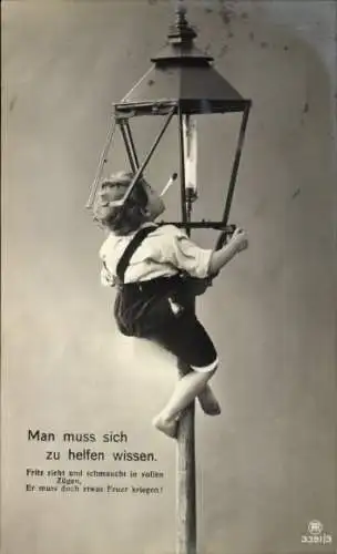 Ak Man muss sich zu helfen wissen, Junge entzündet Zigarette an einer Straßenlaterne