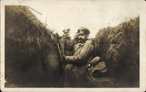 Foto Ak Deutsche Soldaten in Uniformen im Schützengraben, I WK