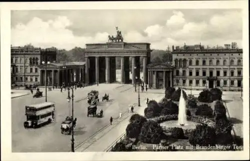 Ak Berlin Mitte, Brandenburger Tor, Pariser Platz, Pferdekutschen, Bus