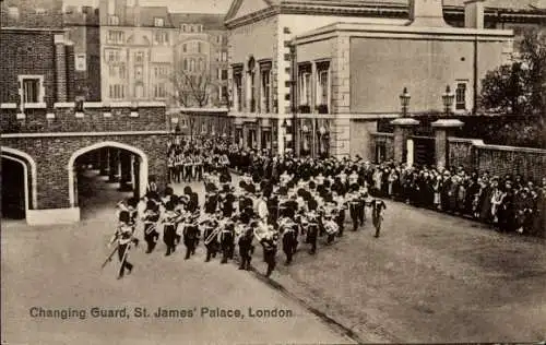 Ak City of Westminster London England, St. James's Palace, Wachablösung