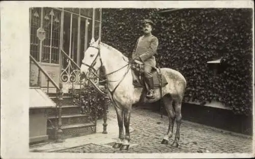 Foto Ak Deutscher Soldat auf einem Pferd, Portrait