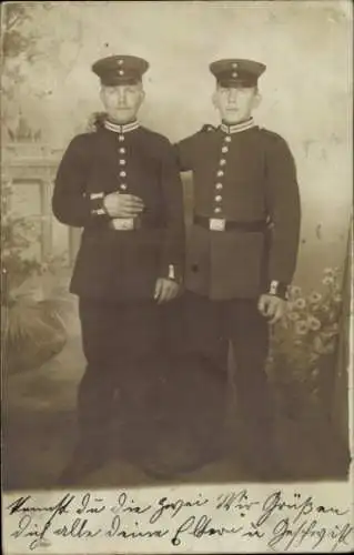 Foto Ak Zwei deutsche Soldaten in Uniformen, Standportrait
