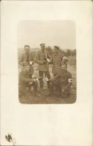 Foto Ak Deutsche Soldaten in Uniformen, Sanitäter