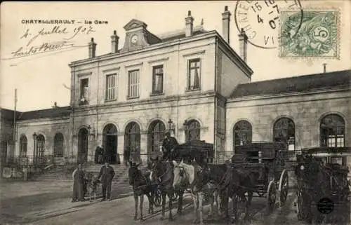Ak Châtellerault Vienne, Gare, Kutsche