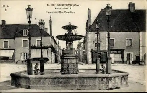 Ak Henrichemont Cher, Place Henri IV, Fontaine, Rue Dauphine