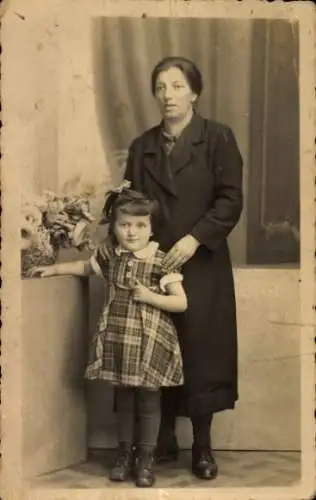 Foto Ak Frau mit Mädchen, Portrait