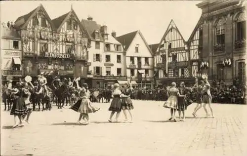 Foto Ak Tanzende Frauen auf Platz, Fachwerkhäuser, Pferde