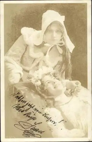 Ak Zwei junge Frauen mit Hauben, Perlenkette