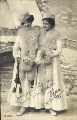 Ak Zwei Frauen im Schneefall, Pelzstola, Muff