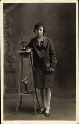 Foto Ak La La Broque Vorbruck Elsass Bas Rhin, Standportrait einer jungen Frau mit Handtasche