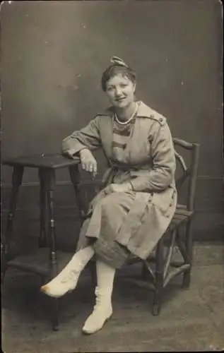 Foto Ak Sitzende junge Frau, Portrait