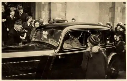 Foto Ak geschmücktes Automobil, Schaulustige, Festgesellschaft, Frankfurt am Main Sossenheim