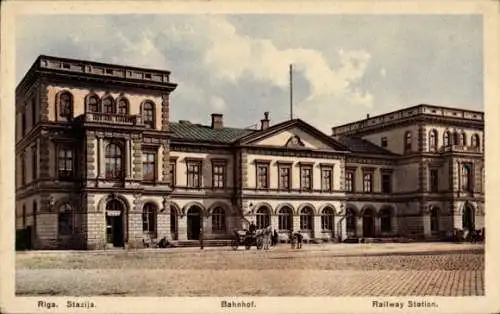 Ak Riga Lettland, Stazija, Railway Station, Blick auf den Bahnhof