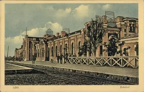 Ak Lida Weißrussland, Bahnhof von der Gleisseite, Bahnsteig, Passagiere