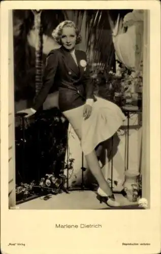 Ak Schauspielerin Marlene Dietrich, Portrait, Beine, Ross Verlag 9611/2
