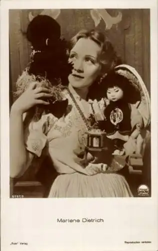 Ak Schauspielerin Marlene Dietrich, Portrait, Puppen