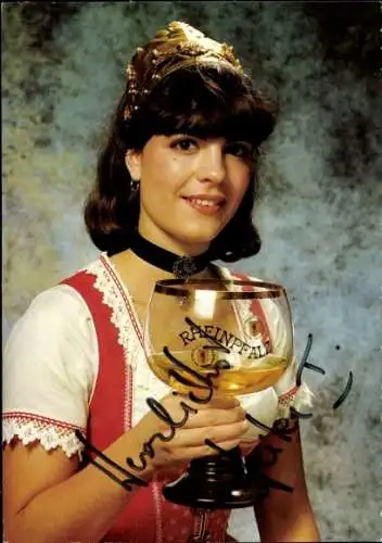 Ak Schauspielerin Heike Bohnenstiel, Portrait, Autogramm, Weinkönigin 1979/80 Herxheim, Weinglas
