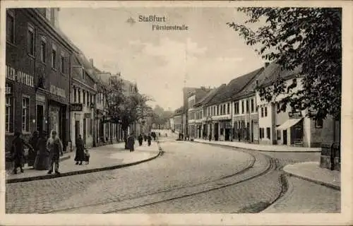 Ak Staßfurt im Salzlandkreis, Fürstenstraße, Adler Apotheke, Straßenpartie