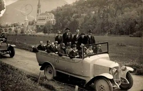 Foto Ak Lourdes Hautes Pyrénées, Personen in einem offenen Autobus