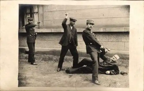 Foto Ak Französische Polizisten bei einer Verhaftung