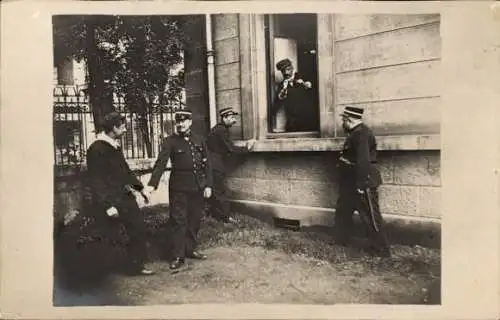 Foto Ak Französische Polizisten bei einer Verhaftung