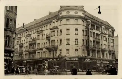 Foto Ak Berlin Kreuzberg, Eckgebäude, Geschäftshaus Salamander, Litfaßsäule