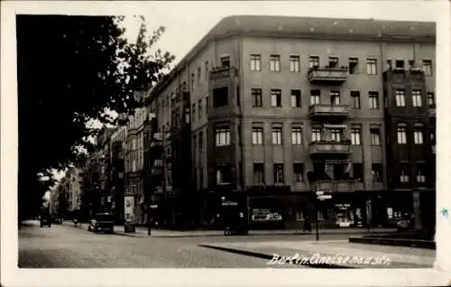 Foto Ak Berlin Kreuzberg, Gneisenaustraße Ecke Baerwaldstraße, Geschäfte, Litfaßsäule