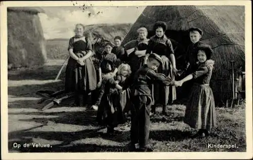 Ak Op de Veluwe, Niederländische Volkstrachten, Kinderspiel
