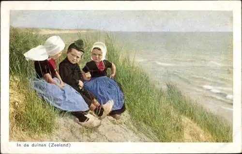 Ak Dünen von Zeeland, Drei Kinder in Tracht