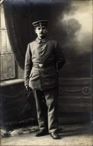 Foto Ak Deutscher Soldat in Uniform, Standportrait