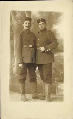 Foto Ak Zwei deutsche Soldaten in Uniformen, I WK