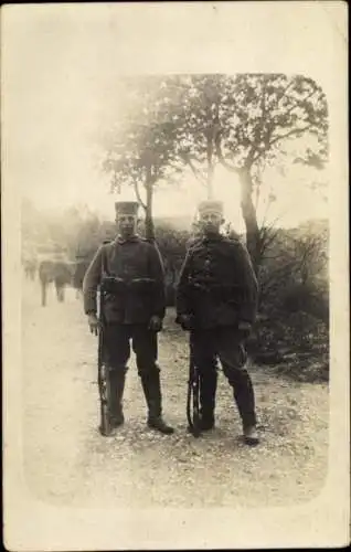 Foto Ak Zwei deutsche Soldaten in Uniformen, Standportrait