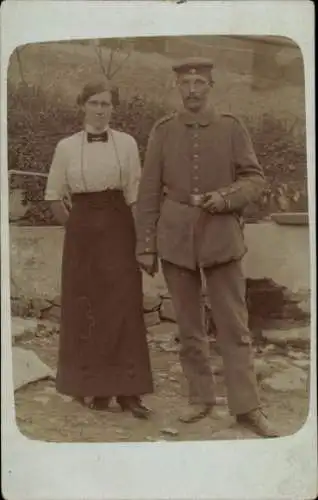 Foto Ak Deutscher Soldat in Uniform mit Frau, Standportrait