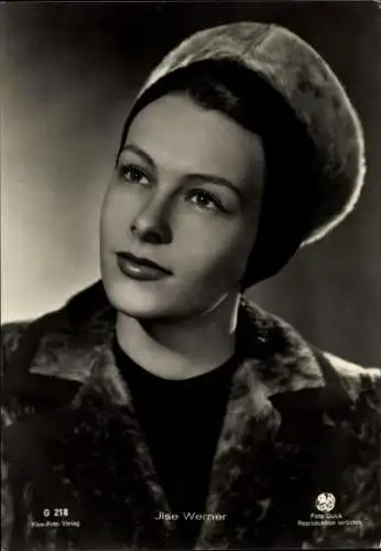 Ak Schauspielerin Ilse Werner, Portrait mit Pelzkappe, Mantel, Film Foto Verlag G 218
