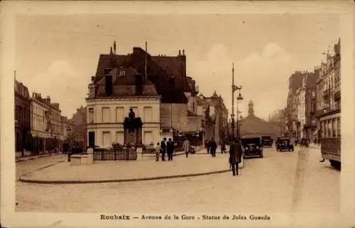 Ak Roubaix Nord, Avenue de la Gare, Statue von Jules Guesde