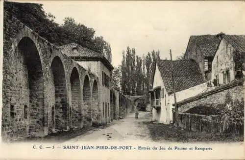 Ak Saint Jean Pied de Port Pyrénées Atlantiques, Eingang zum Jeu de Paume und Remparts