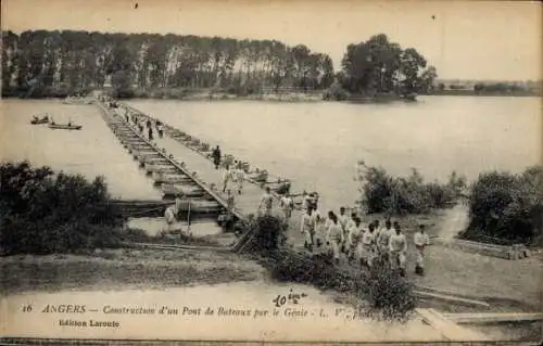 Ak Angers Maine et Loire, Bau einer Bootsbrücke durch den Geist
