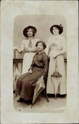 Foto Ak Drei junge Frauen mit Hüten und Sonnenschirmen, Portrait