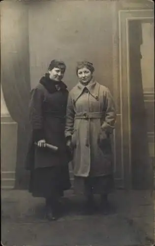 Foto Ak Standportrait von zwei Frauen in Mänteln
