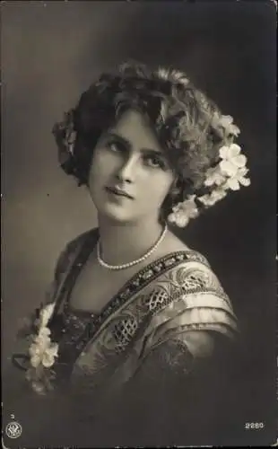 Ak Junge Frau mit Perlenkette, Portrait