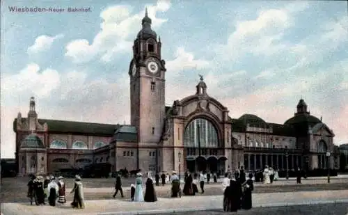 Ak Wiesbaden in Hessen, Neuer Bahnhof, Außenansicht, Passanten