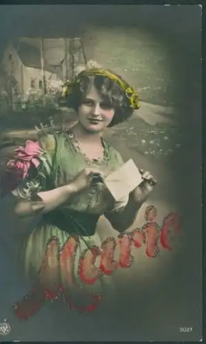 Glitzer Ak Junge Frau mit Brief, Marie, Grünes Kleid