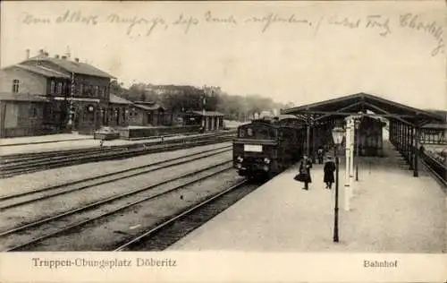 Ak Döberitz im Havelland, Truppenübungsplatz, Bahnhof, Bahnsteig, Eisenbahn