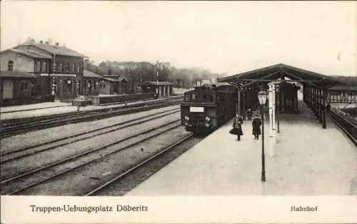 Ak Döberitz im Havelland, Truppenübungsplatz, Bahnhof, Bahnsteig, Eisenbahn