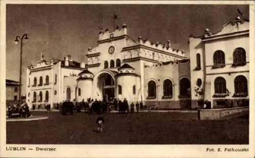 Ak Lublin Polen, Dworzec, Die Straßenseite des Bahnhofes
