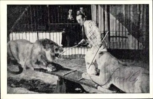 Ak Capitän Smola mit seiner Löwengruppe, Zirkus, Dompteur, Raubtierkäfig, Autogramm