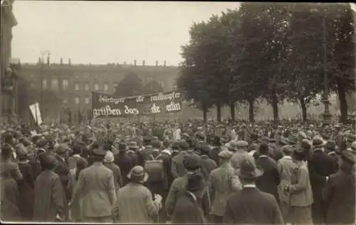 Foto Ak Berlin Mitte, Kommunisten, Versammlung, Frontkämpfer grüßen das Rote Berlin