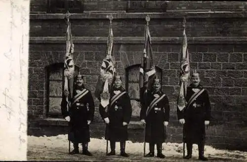 Foto Ak Deutsche Soldaten in Uniformen, Fahnen
